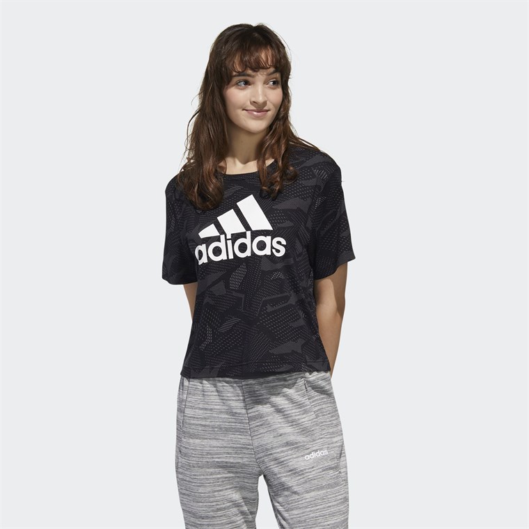 adidas Essentials Allover Print Kadın Tişört